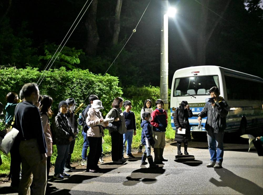 電灯の下で閉会式